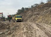 Un derrumbe afectó el paso en la vía Cuenca - Girón - Pasaje, que une las provincias de Azuay y El Oro.