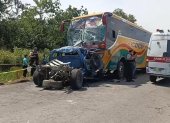 Una camioneta y un bus de pasajeros se impactaron cuando circulaban por la vía a Sacha, en la Amazonía.