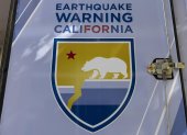 Un cartel que dice "Advertencia de terremoto en California" en un simulador de terremoto móvil, en Los Ángeles, California, EE. UU.