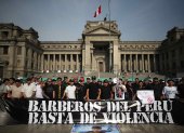 Miembros del gremio de barberos de Lima participan en una movilización este miércoles, en Lima (Perú).
