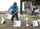 Tareas. Mujer organiza fichas con información de personas desaparecidas en Cementerio de Villavicencio