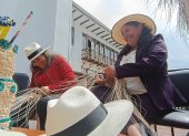 Nancy Portilla y Luz Álvarez son parte de las mujeres tejedoras de Toctepamba que participarán en el Festival de la Paja Toquilla.