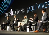 El CEO de Privee Group, Juan Pablo Valencia (i), el alcalde de Sabaneta, Alder Cruz (2i), la periodista Jessica De la Peña (2d) y el exsenador Jose Obdulio Gaviria (c), participan durante el lanzamiento del Green Coliving en Sabaneta (Colombia). EFE/Juan Diego López