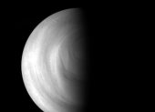 Imagen del hemisferio sur de Venus. La imagen fue tomada en longitudes de onda ultravioleta por la Venus Monitoring Camera (VMC) de la nave Venus Express de la ESA el 15 de mayo de 2006