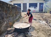 En cocinas improvisadas de leña se cocinan los alimentos que serán repartidos a los asistentes.