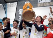 Julio ‘El Ruso’ Morales levanta el trofeo de la Ecuacup, torneo donde la U. Central pasó  de ser el ‘patito feo’ al campeón.