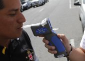 Ley. Un conductor se somete a la prueba del alcocheck en un control.