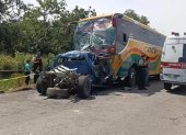 El choque dejó una decena de pasajeros heridos en el kilómetro 30 de la vía Daule-Salitre, en Guayas.