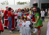 Docentes y estudiantes alegraron a niños con regalos y un show navideño