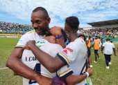 Los jugadores de 22 de Julio FC se funden en un emotivo abrazo para celebrar su ascenso a la Serie B.