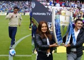El estadio Rodrigo Paz se vistió de ORO para la primera final de la LigaPro, pero esta vez, el encuentro fue eclipsado por un homenaje sin precedentes en el fútbol ecuatoriano.
En un hecho histórico, tres de los más grandes deportistas olímpicos de nuestro país se convirtieron en los protagonistas indiscutibles de la tarde. Neisi Dajomes y Richard Carapaz, ambos con medallas de oro olímpicas en sus respectivas disciplinas, tuvieron el honor de entregar el trofeo de LigaPro, eso fue para el aplauso.
Mientras tanto, Jefferson Pérez, el primer ecuatoriano en obtener una medalla de oro olímpica, llevó la pelota al centro del campo, iniciando así un partido que quedará marcado en la memoria de todos los aficionados. Y lo hizo con la tradicional caminata de la marcha, los aplausos fueron por millares.
Fue un momento cargado de emoción y orgullo nacional, una muestra de gratitud hacia estos atletas que han enaltecido el nombre de Ecuador en el escenario mundial. La presencia de Dajomes, Carapaz y Pérez en el estadio fue una inyección de energía y motivación para los jugadores, quienes tuvieron la oportunidad de compartir el campo con sus héroes.
La sorpresa de la tarde del 7 de diciembre del 2024, fue sin duda la participación de estos tres medallistas olímpicos. Su presencia no solo realzó la importancia del evento deportivo, sino que también sirvió como un recordatorio del talento y la dedicación de los deportistas ecuatorianos.
El hecho de que Carapaz, uno de los más grandes ciclistas de la historia de nuestro país, lleve tatuado el escudo de Liga de Quito, añadió un toque especial a este emotivo homenaje.
En definitiva, la primera final de LigaPro en el estadio Rodrigo Paz quedará en la historia como un día en el que el deporte y el patriotismo se unieron para celebrar a los grandes ídolos del país. Un momento que inspirará a las futuras generaciones de deportistas ecuatorianos a alcanzar sus sueños y a poner en alto el nombre de Ecuador en el mundo.