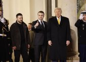 El presidente de Ucrania, Volodymyr Zelensky, el presidente francés, Emmanuel Macron, y el presidente electo de Estados Unidos, Donald J. Trump, abandonan el Palacio del Elíseo