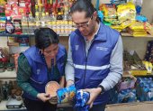 Operativo. Técnicos de Arcsa encuentran productos caducados que vendían.