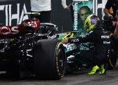 Lewis Hamilton se arrodilló junto a su vehículo y le dio unas palmadas como emotiva despedida.