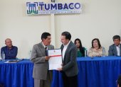 El alcalde de Quito, Pabel Muñoz entregó un reconocimiento al presidente del Gad de Tumbaco, Wilson Amaguaña