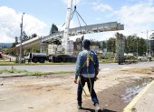 Obra. Personal inició con la colocación de la rampa del paso elevado en el puente 8 de la Autopista General Rumiñahui