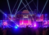 MEX01.ACA(MÉXICO). 08/11/2024.- Cientos de personas acuden al festival musical ‘Trópico 2024’ este sábado en el balneario de Acapulco en el estado de Guerrero (México). El balneario de Acapulco, Guerrero, en el sur de México, uno de los puertos turísticos más importantes del país, se recupera de manera lenta de los estragos de los huracanes Otis categoría 5 y John categoría 3 y este fin de semana atrajo a miles de turistas con ‘Trópico 2024’, su primer festival musical tras el desastre. EFE/David Guzmán.