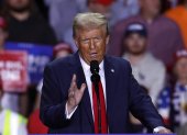 EA2340. GRAND RAPIDS (UNITED STATES), 08/12/2024.- Fotografía de archivo del 4 de noviembre de 2024 del presidente electo de Estados Unidos, Donald Trump, durante un mitin de campaña en Grand Rapids, Michigan (Estados Unidos). Trump dijo en una entrevista a NBC que consideraría la posibilidad de que Estados Unidos abandone la OTAN si los países miembros no "pagan sus facturas". EFE/ CJ Gunther