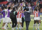 Los jugadores de Liga de Quito festejaron con los hinchas la gran ventaja conseguida en la primera final ante Independiente del Valle.