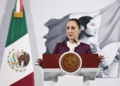 La Presidenta de México, Claudia Sheinbaum, habla durante una conferencia de prensa este lunes, en el Palacio Nacional de la Ciudad de México (México).