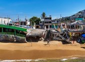 Una persona por la playa. en una zona afectada tras el paso de los huracanes John y Otis, en el balneario de Acapulco en Guerrero (México).