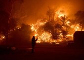 Una persona toma una fotografía mientras arde el incendio Franklin en Malibú, California, EE. UU., el 10 de diciembre de 2024.