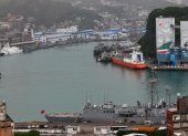 Buques de la Armada y de la guardia costera de Taiwán están anclados en el puerto de Keelung en la ciudad de Keelung, Taiwán, el 11 de diciembre de 2024.
