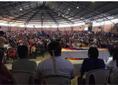 En el auditorio del Pueblo Kichwa de Rukullatkta, en Archidona, se desarrolla una asamblea.