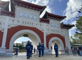 Un grupo de guardias realiza la ceremonia del cambio de guardia en el Santuario Nacional de los Mártires Revolucionarios, en Taipéi (Taiwán). La tarde del 10 de diciembre de 1949 quedó grabada para siempre en las memorias de Chiang Kai-shek y su hijo, Chiang Ching-kuo. Ese día, con las tropas comunistas cada vez más cerca, ambos se dirigieron al aeropuerto de Chengdu para tomar un vuelo rumbo a Taiwán. Jamás regresaron a China. EFE/ Javier Castro Bugarín