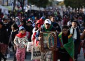 Feligreses mexicanos caminan durante el peregrinaje anual a la Basílica de Guadalupe este jueves, en la Ciudad de México (México).