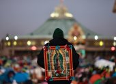 Un feligrés mexicano carga una imagen de la virgen de Guadalupe este jueves, durante el peregrinaje anual a la Basílica de Guadalupe, en la Ciudad de México (México).