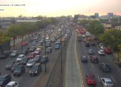 En la avenida de Las Américas se registra ahora un atasco vehicular. La ciudadanía solicita la presencia de agentes de tránsito.
