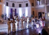 Fotografía del 6 de diciembre de un grupo de cantoras en el Festival Internacional de Música Sacra, durante la gira "Colombia es Música Sacra", en Guapi (Colombia).