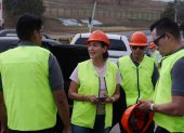 Inspección. La ministra de Ambiente, Inés Manzano realizó un recorrido en la planta de tratamiento de aguas residuales de Guayaquil para evaluar las tomas de muestras que realizan en el río Daule.