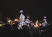 El primer desfile se realizó en el suburbio la noche del 13 de diciembre y arrancó en la intersección de las calles Muisne y Santa Rosa, para recorrer más de 20 cuadras.