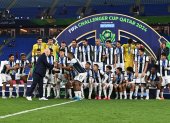 Los jugadores de Pachuca recibieron la Challerger Cup de las manos el presidente de FIFA Gianni Infantino