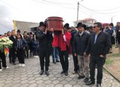 El féretro fue cargado por Leónidas Iza presidente de la Conaie y ex dirigentes de la Ecuarunari.