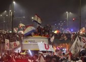 Los jugadores de Liga de Quito celebran con los hinchas.