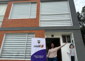 Poleth Méndes, medallista ecuatoriana, recibe una casa del Miduvi.