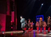 La Mofle sorprende como Tronchatoro en el musical Matilda en Guayaquil.