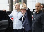 El presidente brasileño, Luiz Inácio Lula da Silva, se despide al salir del Hospital Sirio Libanés este domingo, en São Paulo (Brasil).