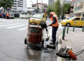 Personal de la Epmaps limpió los sumideros y alcantarillas del sector La Mariscal, norte de Quito |