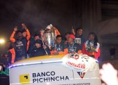 Los jugadores albos en la caravana motorizada tras quedar campeones.