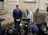 La líder del grupo parlamentario Agrupación Nacional (RN), Marine Le Pen (D), y el presidente del partido, Jordan Bardella (I), hablan con los medios al salir del Hotel Matignon en París, el 16 de diciembre de 2024.