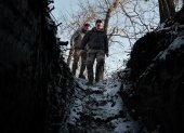 Militares ucranianos de la 12.ª Brigada de Operaciones Especiales "Azov" entran en una trinchera en un lugar no revelado cerca de la ciudad de primera línea de Toretsk, región de Donetsk