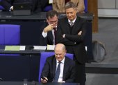 El canciller alemán Olaf Scholz y el ministro alemán de Economía y Acción Climática, Robert Habeck, asisten a la reunión del Bundestag sobre el voto de confianza a la Canciller, el 16 de diciembre de 2024.