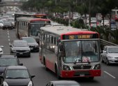 Varios buses de transporte público y vehículos particulares tratando de avanzar a lo largo de la transitada avenida Javier Prado en Lima (Perú).