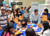 Personas de diferentes edades acuden a las ferias de empleos.