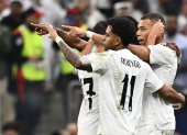 El delantero francés del Real Madrid Kylian Mbappé (d), celebra con sus compañeros de equipo tras anotar en el partido final de la Copa Intercontinental de la FIFA 2024 entre el Real Madrid y el Pachuca en Lusail, Qatar,este miércoles. EFE/ Noushad Thekkayil
