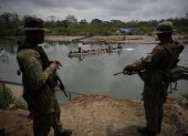 Agentes del Servicio Nacional de Fronteras vigilan la llegada de migrantes que cruzan la selva del Darién con rumbo a los Estados Unidos, en Bajo Chiquito (Panamá).